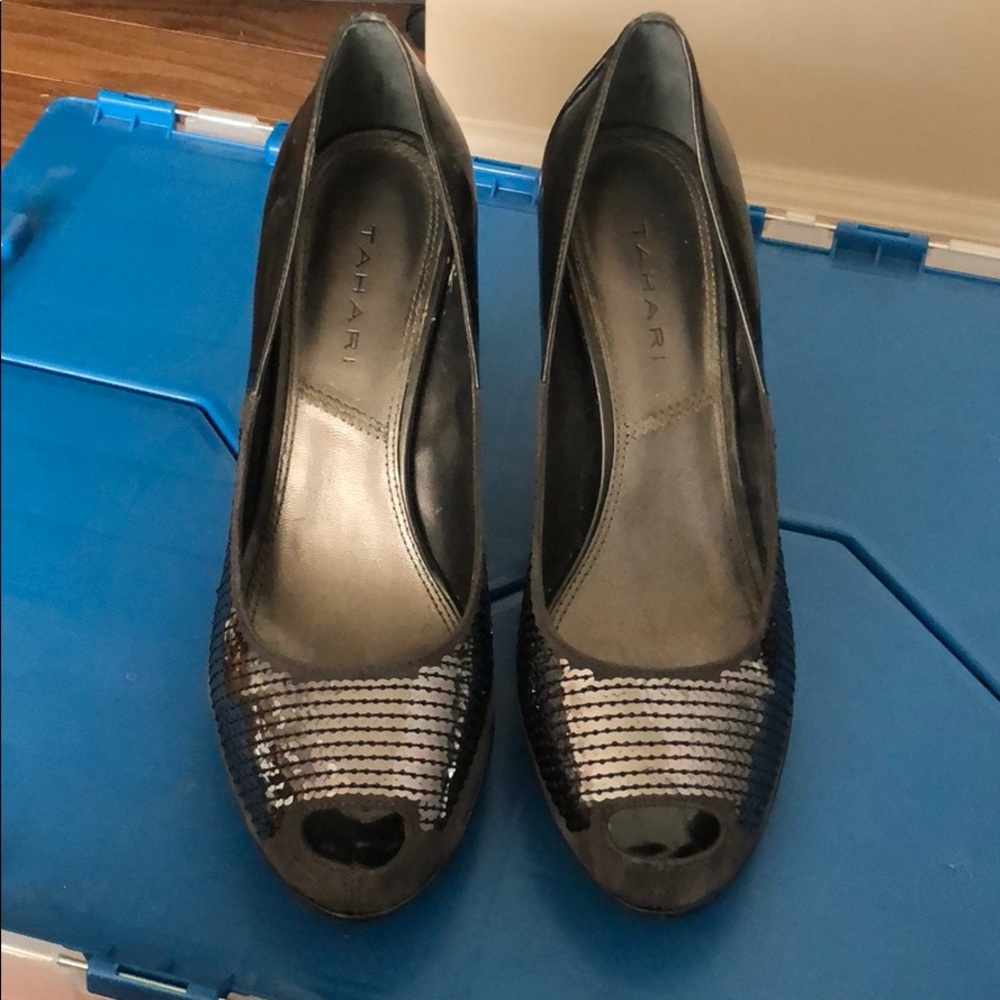 Tahari shoe - Grey, Size 9